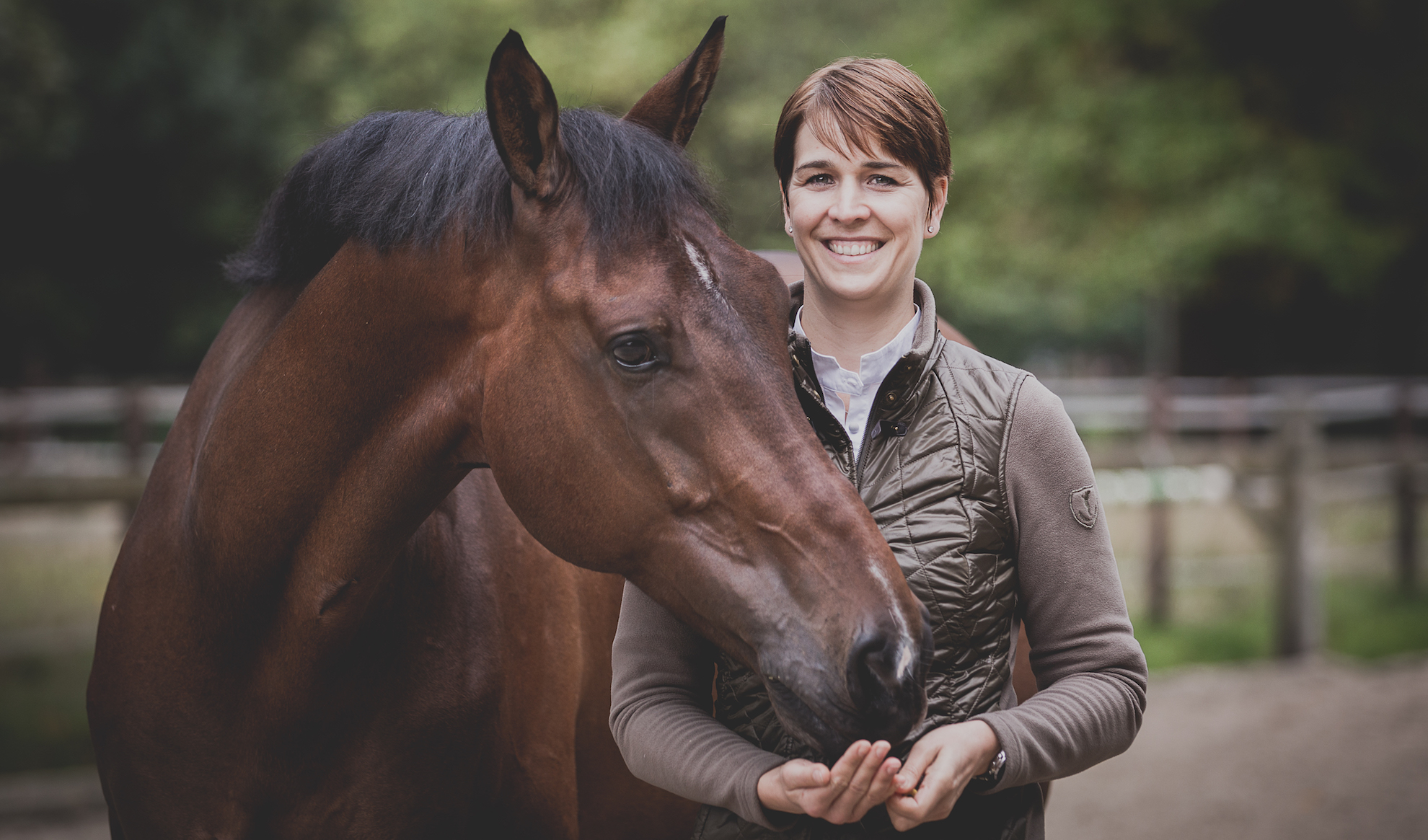 Katrin Meyer beim Reiten in konzentrierter Trainingssituation